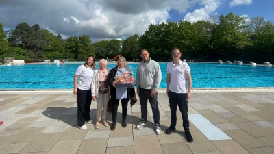 Mit Präsent zur Eröffnung: Margot Stemme und Silke Stemme (2. und 3.v.li.) mit dem Team des Freibades. (Foto: privat)