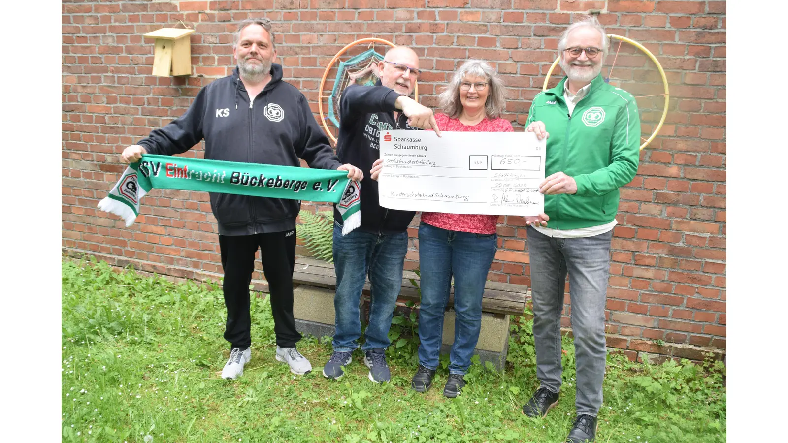 (V.l.): Karsten Selsemeier, Peter Krebs, Gaby Mennicken, Rainer Neumann-Buchmeier präsentieren den symbolischen Scheck. (Foto: ab)