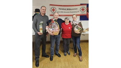 Doris Angerstein (3. v. li.) überreicht Präsente an die Spender Andreas Thienel (li., 60.Spende), Martin Meier (2. v. li. 160. Spende) und Stefanie Baberski (50.Spende). 