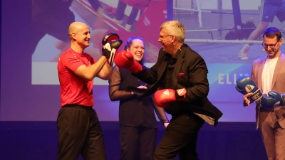 Haut in die Pratzen von Boxtrainer Alex Moor: Bürgermeister Carsten Piellusch. (Foto: tau)
