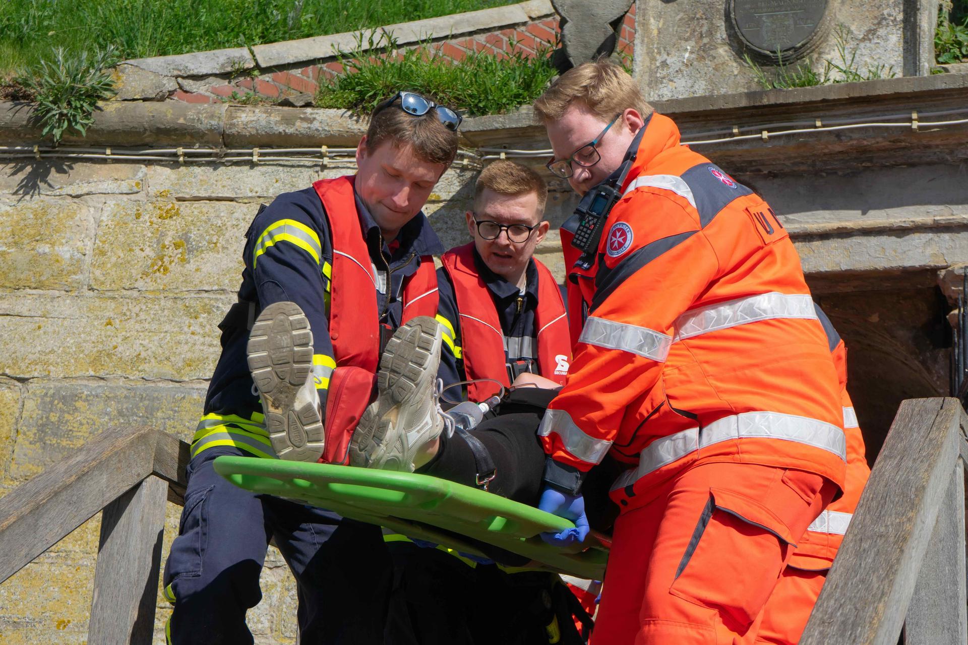 Bei der Personenrettung: Einsatzkräfte der Johanniter und der Feuerwehr. (Foto: Claudett Minaya Vialet)