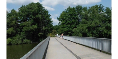 Per Fußgängerbrücke mit dem Festland verbunden: Der Zugang zur Badeinsel. (Foto: wb)