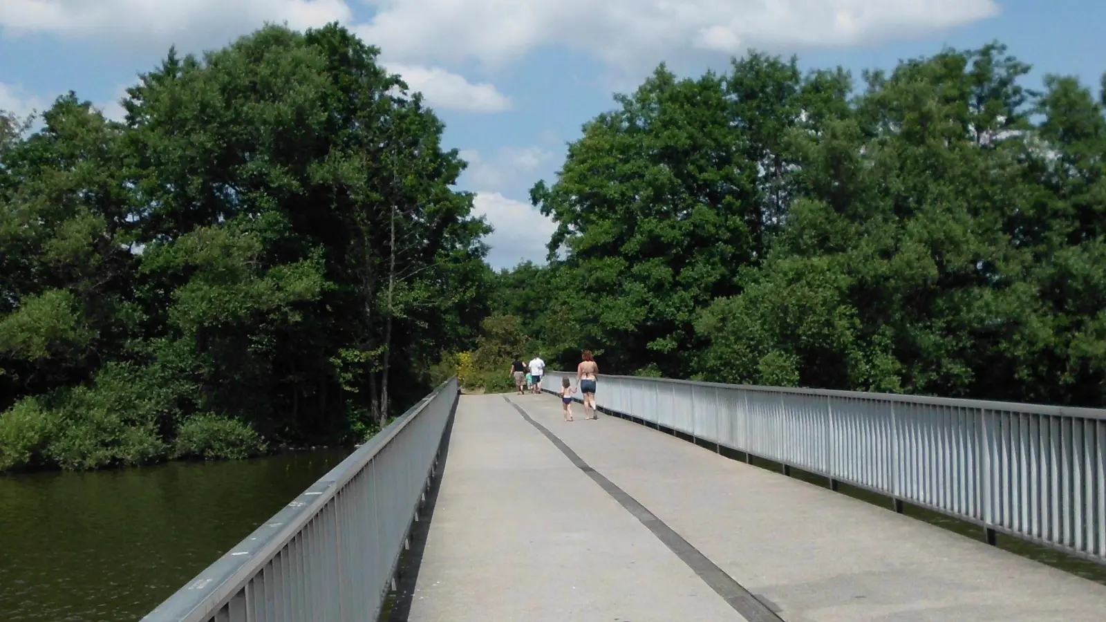 Per Fußgängerbrücke mit dem Festland verbunden: Der Zugang zur Badeinsel. (Foto: wb)