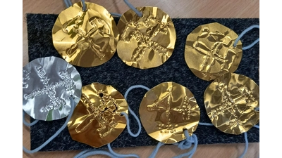 Die Kinder prickeln ihre eigene Fahrmarke aus Blechfolie. (Foto: BBMK / Markus Miller)