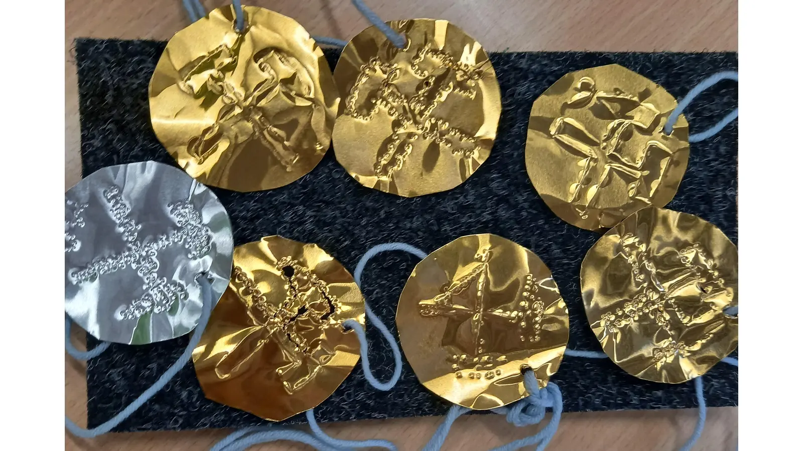 Die Kinder prickeln ihre eigene Fahrmarke aus Blechfolie. (Foto: BBMK gGmbH / Markus Miller)