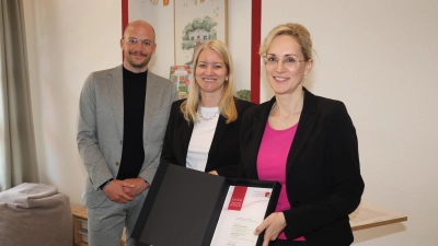 Mit Urkunde (v.li.): Jost Kemmerich, Kathrin Wahlmann und Kathrin Tietz. (Foto: gi)