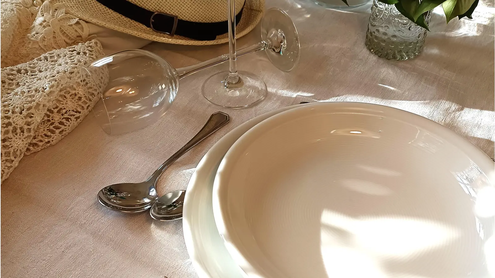 Angerichtet: Geschirr und Besteck. (Foto: privat)