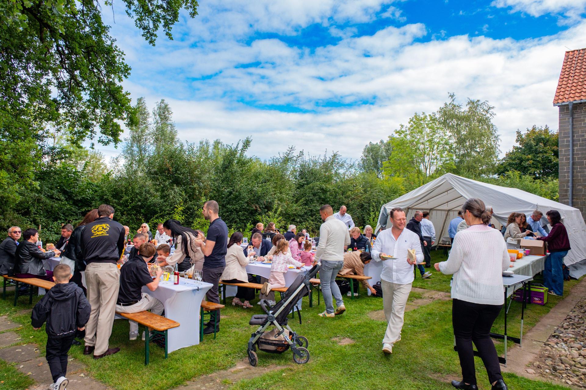 Unter freiem Himmel: Das Tauffest rund um die Sigwardskirche. (Foto: privat)
