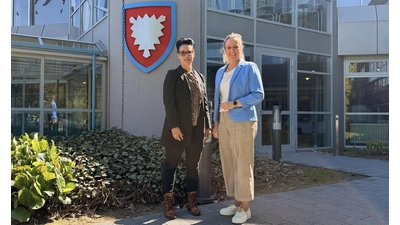 Sylvia Brassat und Annika Friedrichs vom Landkreis Schaumburg und Jobcenter Schaumburg stellen klar: „Die allermeisten unserer Klienten arbeiten schon jetzt gut mit und nur ein sehr kleiner Teil bereitet uns Schwierigkeiten!“ (Foto: ste)