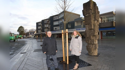 Mit Blick auf eine Allee mit Bäumen: Ortsbürgermeister Thomas Silbermann und Freya Aumann, Fachdienstleiterin Stadtgrün. 