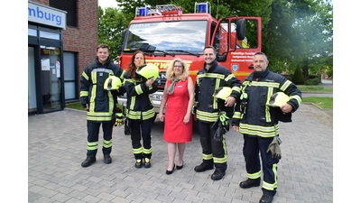 Tanja Rösler (Mitte) freut sich mit Lukas Vehling, Melanie Much, Christian Wilkening und Torsten Bartusch (v.l.n.r.)  (Foto: ab)