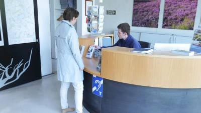 Begeistert von der Arbeit: Cornelius Pees im Naturparkhaus. (Foto: Region Hannover)