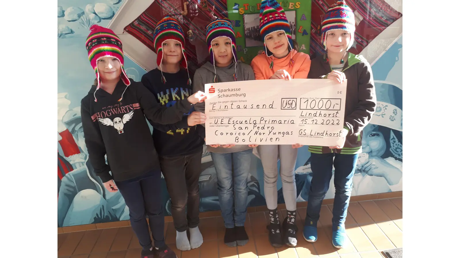 Jana, Marco, Shogofa, Lana und Jan aus der Klasse 4c der Grundschule Lindhorst präsentieren den Weihnachtsscheck für die bolivianische Partnerschule.  (Foto: privat)