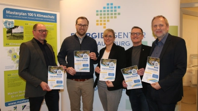 Frank Wohlgemuth (v. li.), Leon Herlt, Karina Gröger, Fritz Klebe und Horst Roch rufen zur Teilnahme am Förderprogramm für „Stecker-PV-Anlagen“ auf.  (Foto: bb)