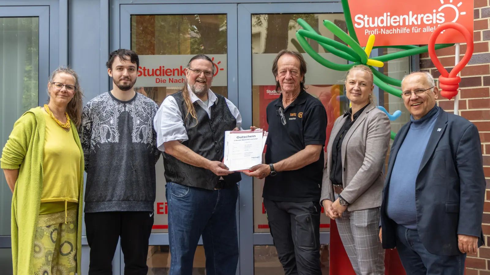 Bei der Übergabe der Gutscheine (v.li.): Christina Mazoschek, Lars Langius, Andreas Gertz, Frank Löffler, Studienkreis-Gebietsleiterin Doreen Richter und Ortsbürgermeister Thomas Silbermann.  (Foto: Florian-Patrick Luze)