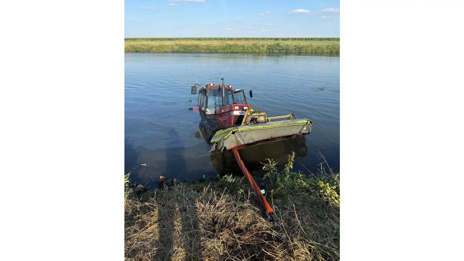 Traktor in Weser. (Foto:  PP Duisburg)