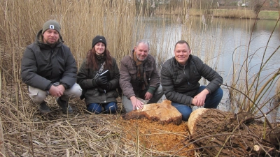 Vor Ort (v.li.): Christopher Erstling (ASV Luthe), Anwohnerin Andrea Paap, Biberbeauftragter Manfred Bartels und Jan Schiffers. (Foto: ASV Luthe)