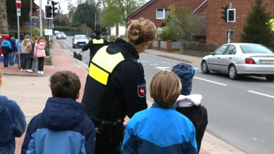 Kathrin Langenstein und Kinder des vierten Jahrgangs bei der Laser-Geschwindigkeitsmessung in Großenheidorn.  (Foto: gi)
