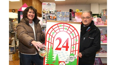 Anke Müller und Andreas Klauke vom Handel- und Gewerbeverein sind sich sicher, dass die Aktion Lindhorster Adventskalender wieder großen Anklang findet. (Foto: bb)