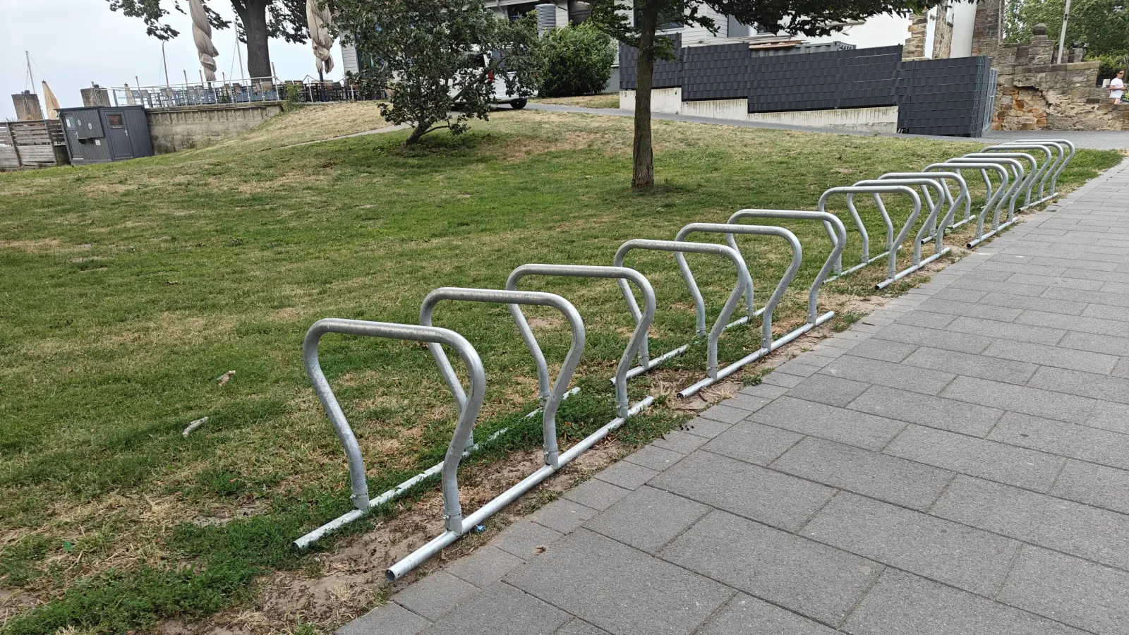 Pilotprojekt: Fahrradständer an den Strandterrassen. (Foto: wb)