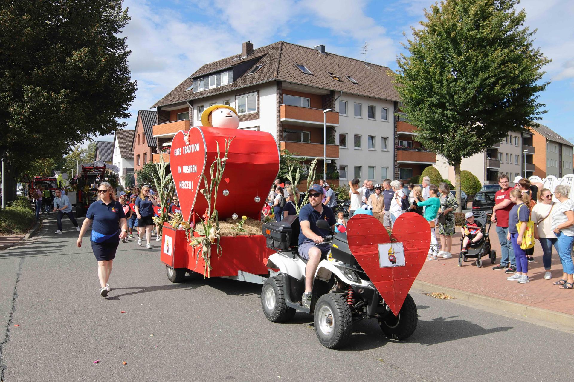 Eindrücke vom großen Festumzug. (Foto: tau)