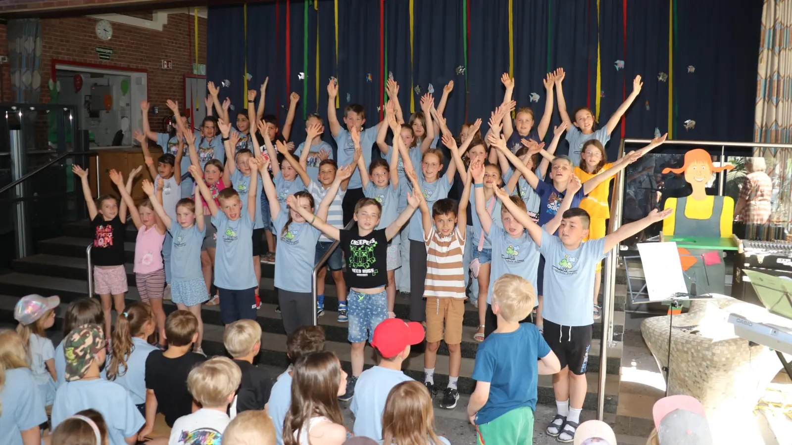 Die „Pflänzchen“ des Grundschulchores singen ein Bokeloh-Lied.  (Foto: gi)