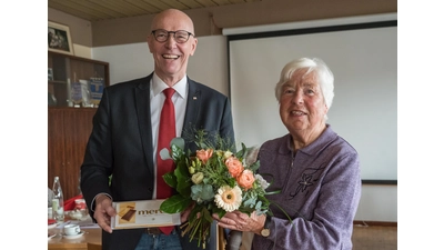 Eckhard Ilsemann gratuliert Christa Ehbrecht zu 40 Jahren Mitgliedschaft. (Foto: wk)