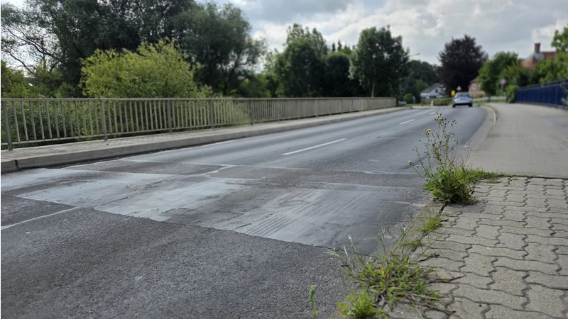 Wegen Schäden an den Übergängen: Die Westauebrücke in Blumenau wird ab 4. August vollgesperrt. (Foto: tau)