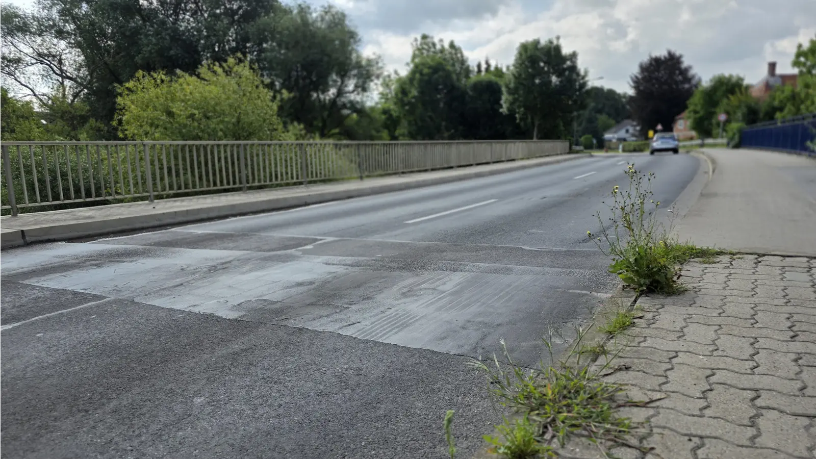 Wegen Schäden an den Übergängen: Die Westauebrücke in Blumenau wird ab 4. August vollgesperrt. (Foto: tau)