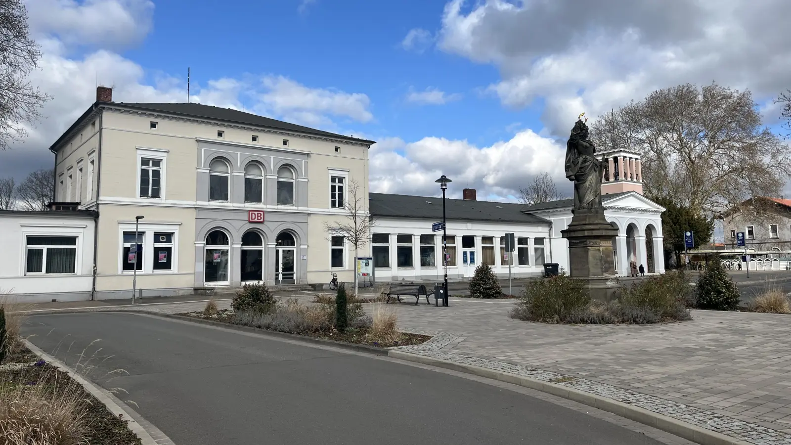 Der Bahnhof Bückeburg wird derzeit in Teilen saniert, unter anderem gibt es neue Aufzüge - dafür fallen bald wochenlang die Züge aus. (Foto: nd)