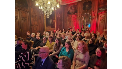 Bis auf den letzten Platz gefüllt war der Boiserie-Saal auf Schloss Bückeburg bei der Premiere des Buchs „Ghost Experience”. Foto: Johannes Pietsch (Foto: jp)