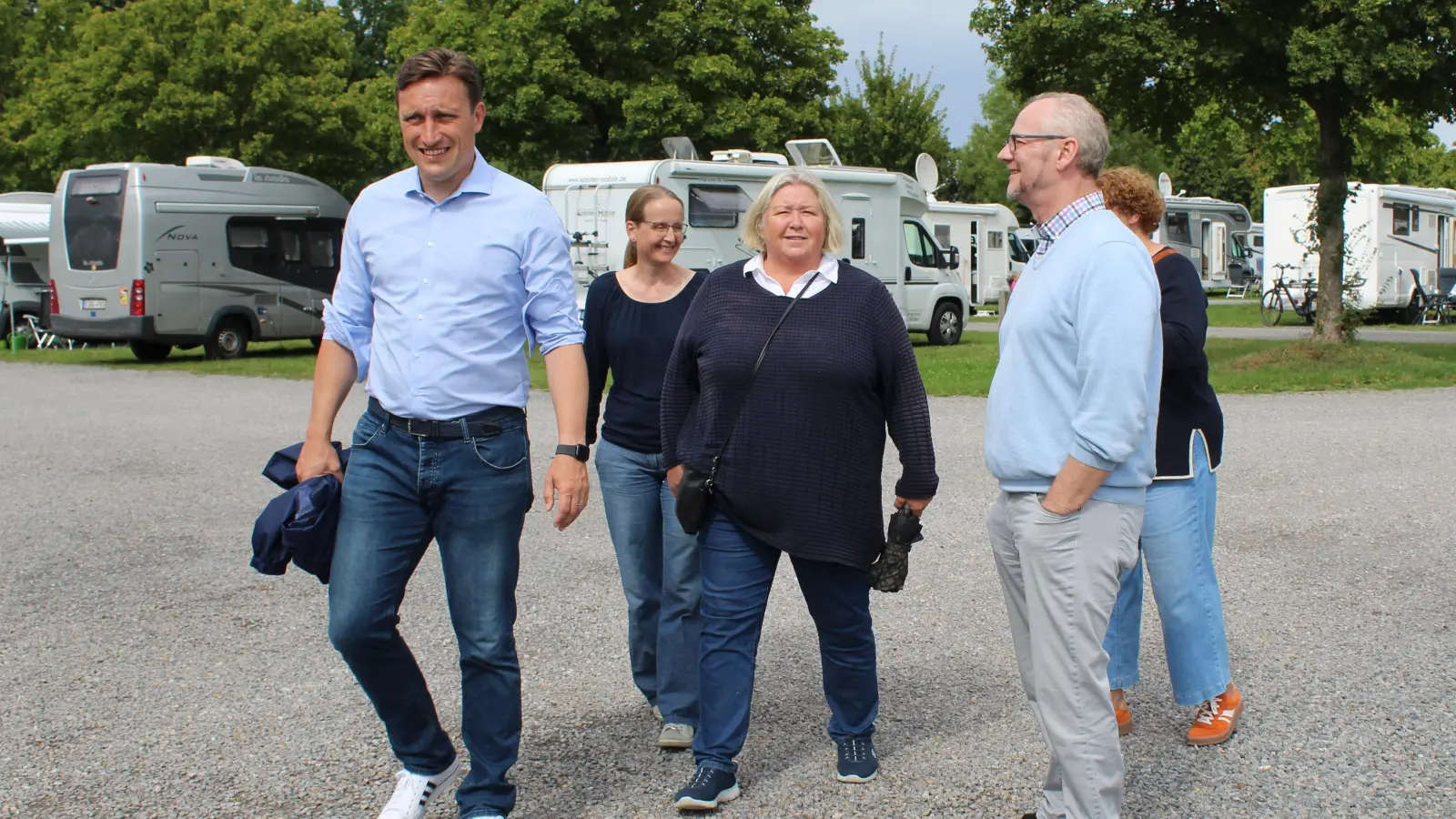Rundgang auf Wohnmobilstellplatz (v.li.): Sebastian Lechner, Nina Vanessa Bergmann, Christiane Schweer und Willi Rehbock. (Foto: wb)