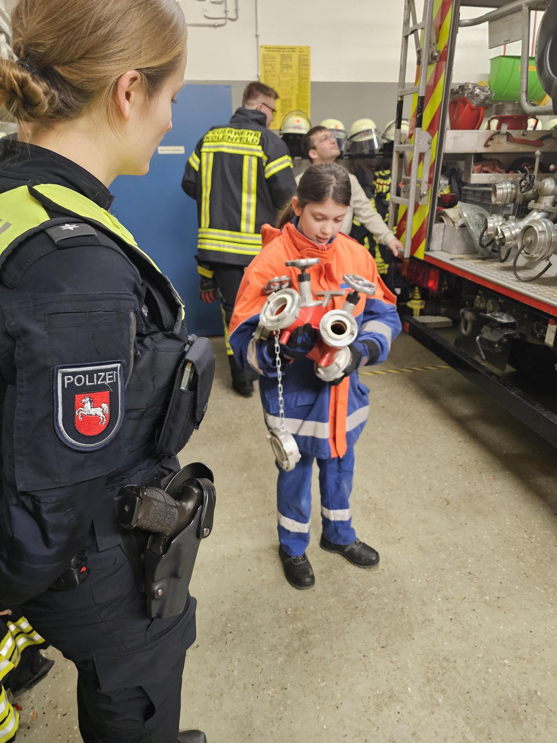 Austausch: Kontaktbeamtin Catharina Bode informiert sich bei der Jugendfeuerwehr Kolenfeld. (Foto: Feuerwehr)