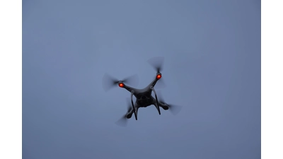 Eine erste Testdrohne mit Lasereinrichtung über dem Georgschacht. (Foto: ab)