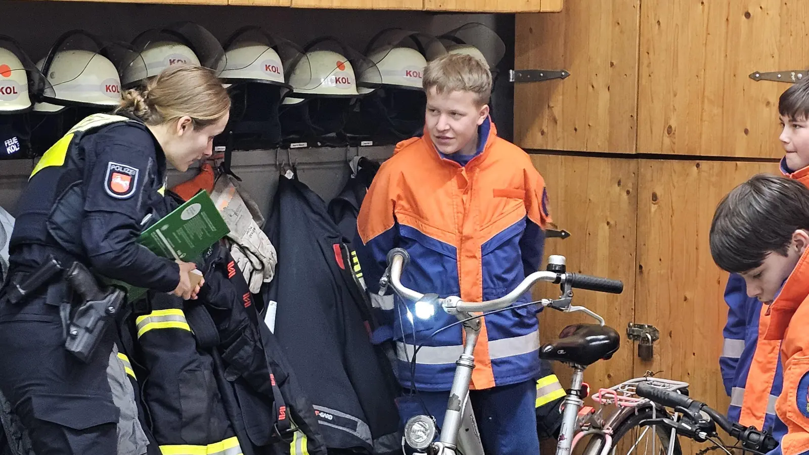 Beim Fahrradcheck: Kontaktbeamtin Catharina Bode und Mitglieder der Jugendfeuerwehr Kolenfeld. (Foto: Feuerwehr)