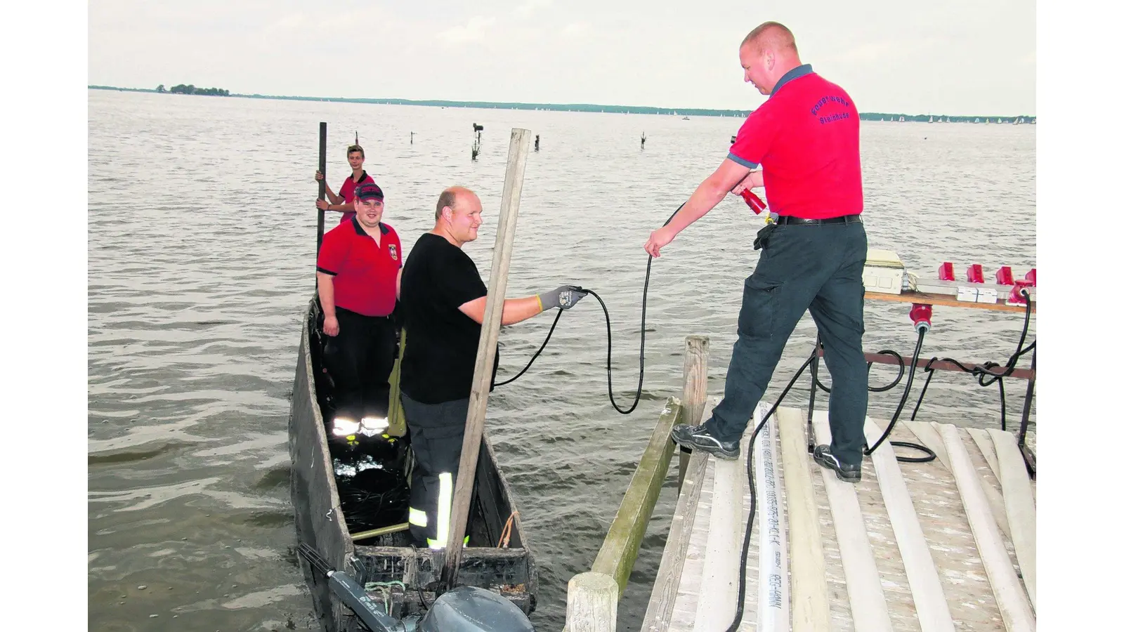 Feuerwehr sorgt für Wasserfontänen (Foto: gi)