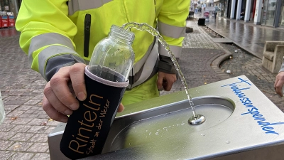 Einen Trinkwasserbrunnen hat die Stadt bereits in der Weserstraße installiert, weitere sollen nach dem Willen der SPD folgen.  (Foto: ste)