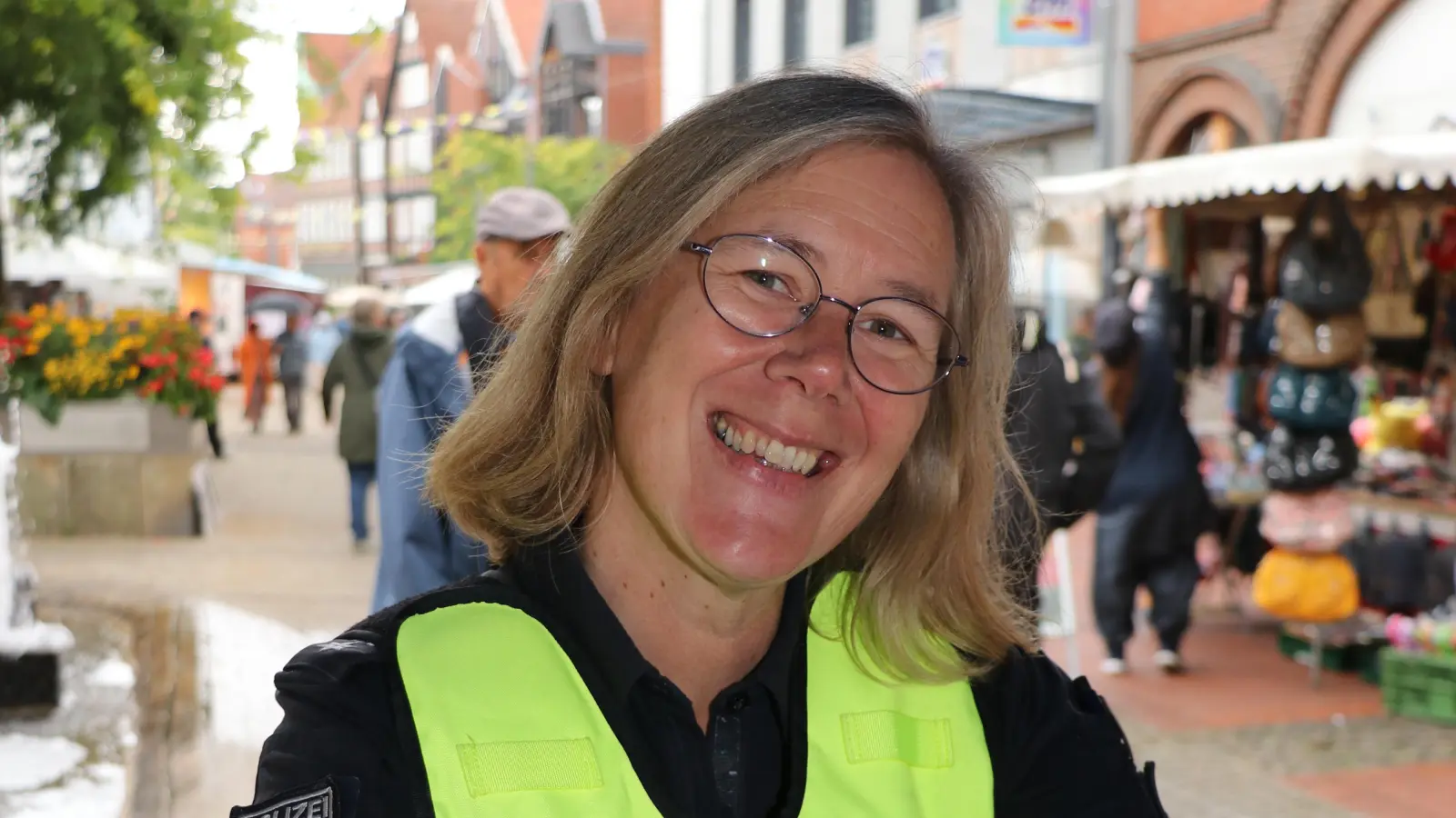 Informiert auf dem Wochenmarkt: Kontaktbeamtin Stephanie Hackmann.  (Foto: gi)