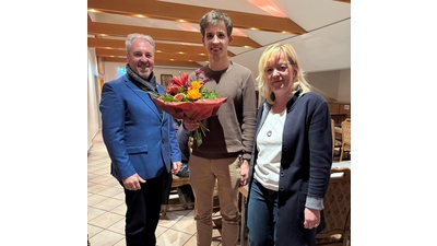 Gratulieren dem neuen stellvertretenden Bürgermeister Christoph Witt (Mitte) zur Wahl: Gemeindedirektor Dr. Thomas Wolf (links) und die Stellvertretenden Bürgermeisterin Daniela Kastning (rechts). (Foto: Samtgemeinde Rodenberg)