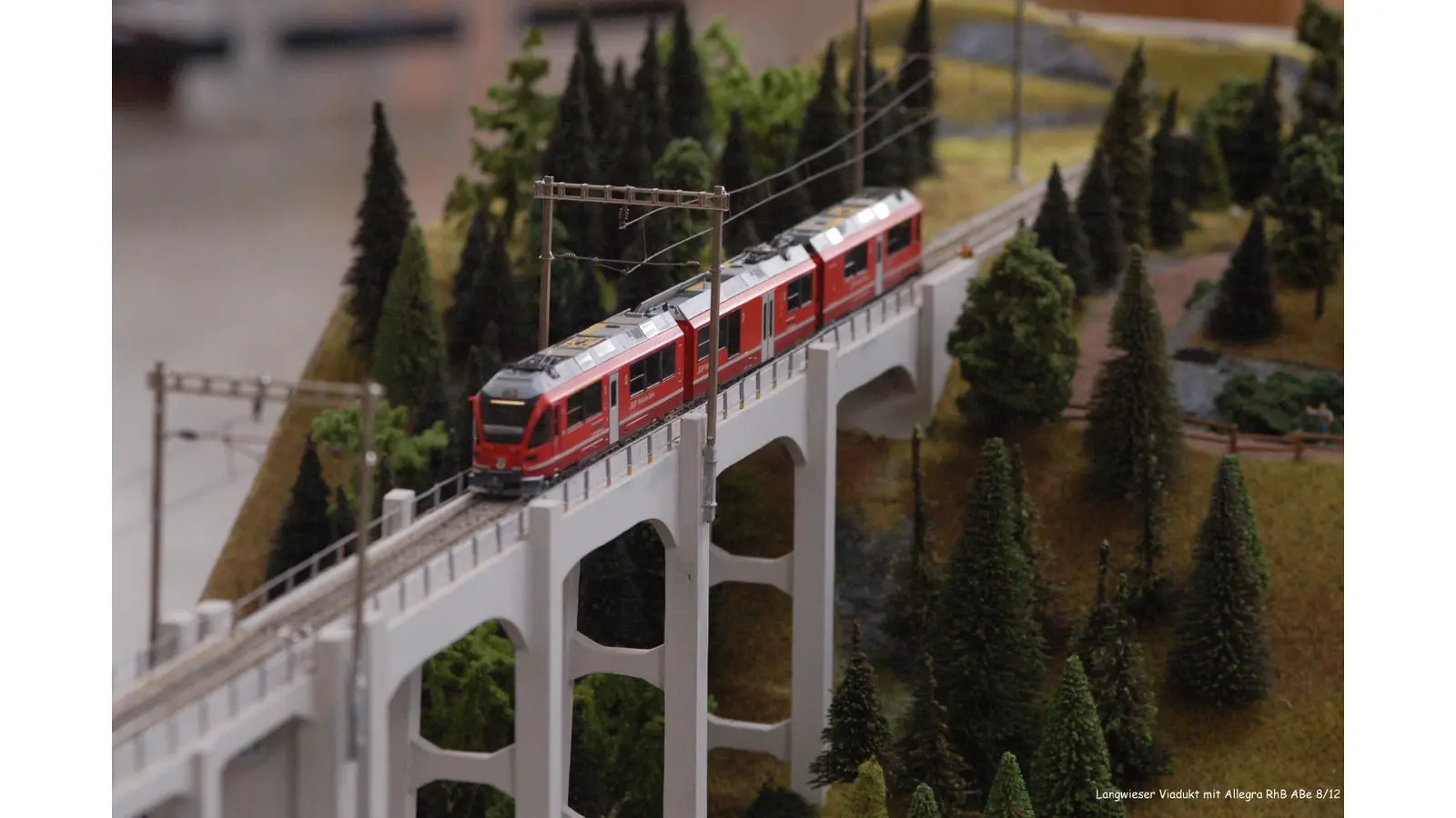 Die Rhätische Bahn dient als Vorbild für die H0m-Anlage. 