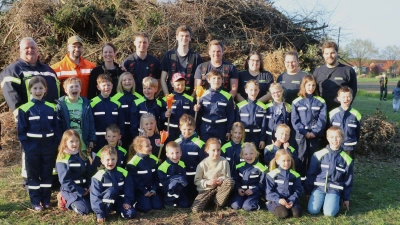 Stolz präsentieren sich die Jungen und Mädchen: Die Gründung der Kinderfeuerwehr vor fast einem Jahr war ein großer Erfolg der Ortswehr. (Foto: gi)