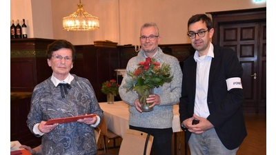 Jan-Philipp Beck (v.re.) und Bernd Wolf ehren Lenchen Kastning für stolze 60 Jahre Treue zur SPD. (Foto: nh)