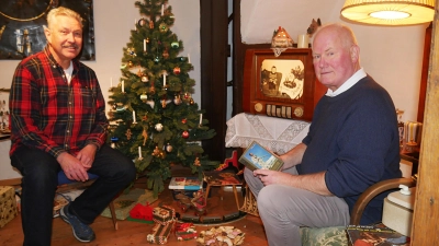 Frank Ehmann und Jürgen Schröder erlaubten für die Leser dieser Zeitung einen ersten Blick in die Ausstellung. (Foto: gk)