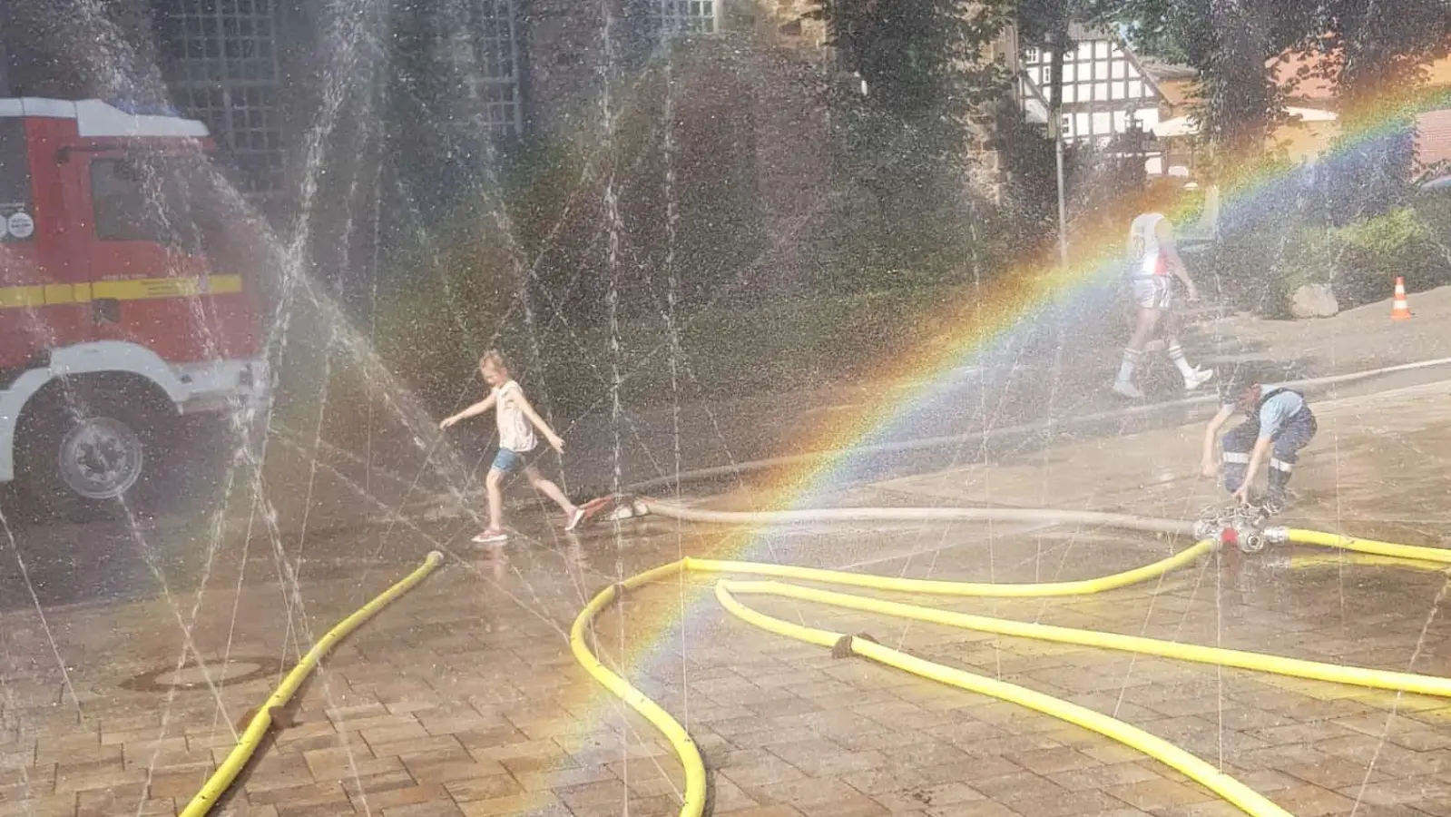 Erfrischend: Das Wasserspiel vor dem Gerätehaus. (Foto: Feuerwehr)