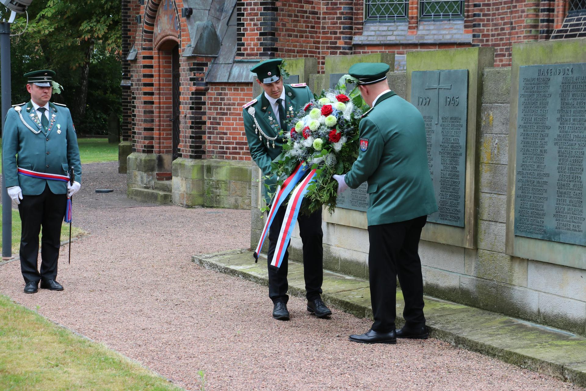 Am Ehrenmal: Die Zapfenstreicher legen einen Kranz nieder.  (Foto: gi)