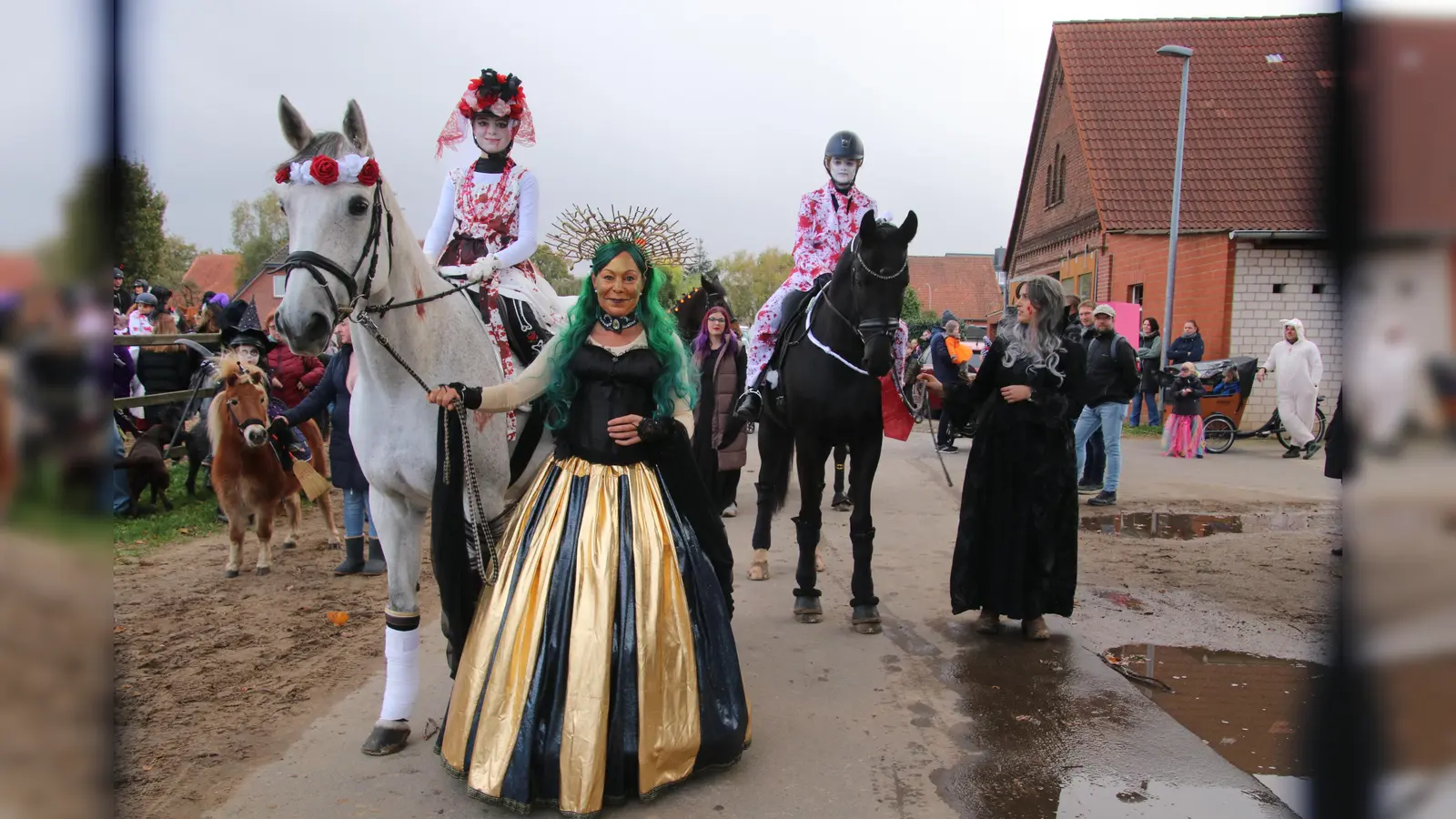 Organisatorin Alexandra Mortfeld (vorn links) als Medusa, dahinter die beiden Pferde (links „Lissi“, ein international erfolgreiches Springpferd) mit dem toten Brautpaar. 