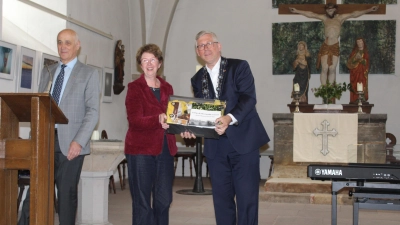 Tauschen viele Geschenke aus: Anne-Marie Morin und Bürgermeister Carsten Piellusch.  (Foto: wb)