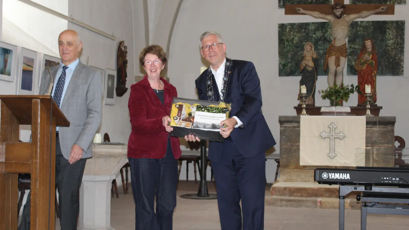 Tauschen viele Geschenke aus: Anne-Marie Morin und Bürgermeister Carsten Piellusch.  (Foto: wb)
