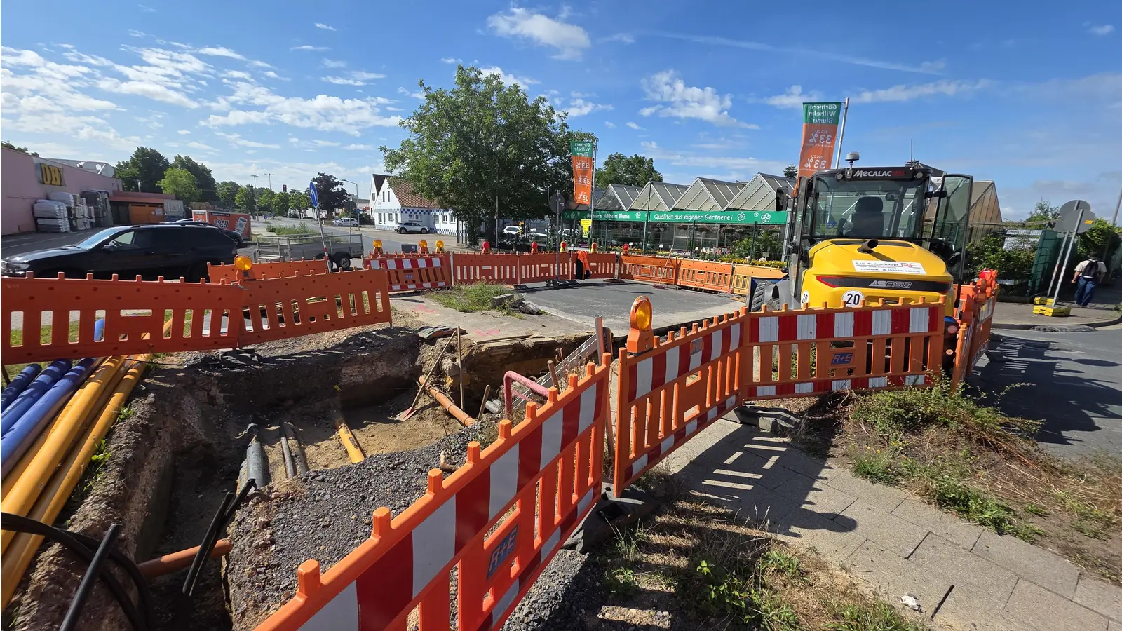 Grund für die Sperrung: Arbeit an Versorgungsleitungen. (Foto: tau)