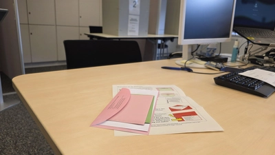 In der Briefwahlstelle: Für beide Stichwahlen liegen inzwischen alle erforderlichen Unterlagen vor. (Foto: tau)